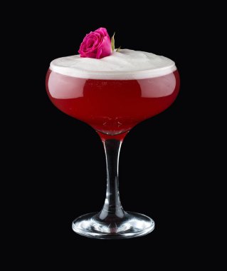 Cin ve gül şarabıyla orijinal yazar kokteyli. Siyah arkaplanda