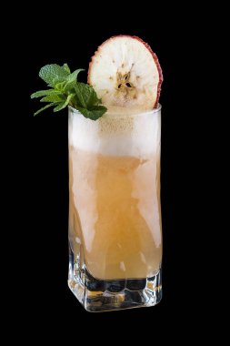 Elma ve nane kokteyli. Siyah arkaplanda