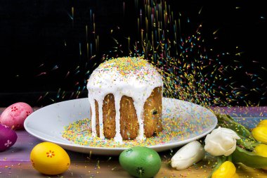 Paskalya yumurtaları ile pasta Beyaz ahşap bir masa üzerinde