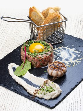 Bitkisel kıtır ekmekle hazırlanmış dana tartarı. Sığır eti..