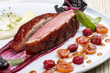 Ördek göğsü, kurutulmuş domates ve böğürtlen sosu.