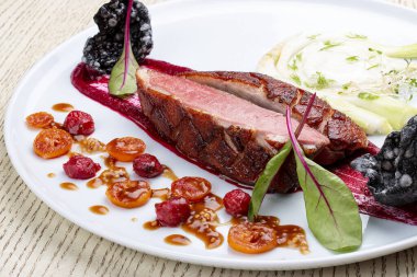 Ördek göğsü, kurutulmuş domates ve böğürtlen sosu.