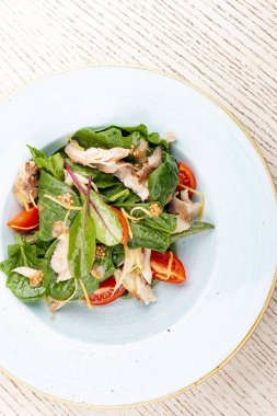 Tavuk ve domatesle salatayı karıştır. Hafif arkaplanda