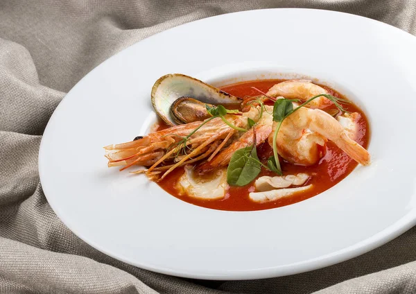 ムール貝 ホタテのフランスのブイラビーゼ魚スープ 繊維の背景に白いプレートで — ストック写真