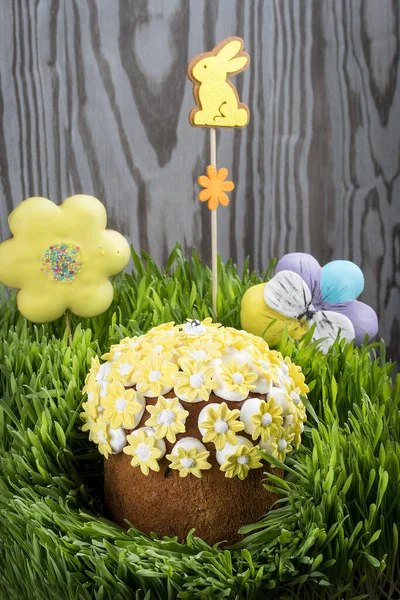 Easter Cake Colorful Eggs Green Grass — Stock Photo, Image