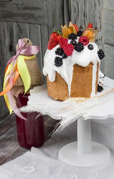 케이크 색깔있는 리큐어가 아름다운 부활절 바구니 — 스톡 사진