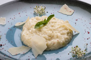 Parmesan peynirli risotto. Geleneksel İtalyan yemeği. Beyaz arkaplanda