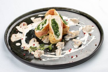 Ispanak ve mantarla doldurulmuş tavuk dürümü.