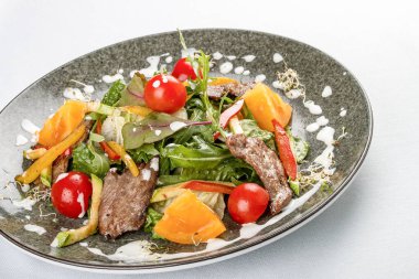 Sebzeli, roka ve dana etli sıcak salata.