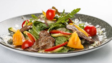 Sebzeli, roka ve dana etli sıcak salata.