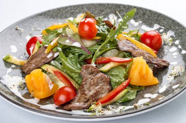 Sebzeli, roka ve dana etli sıcak salata.