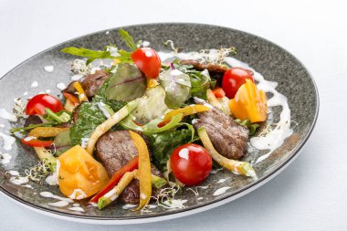 Sebzeli, roka ve dana etli sıcak salata.