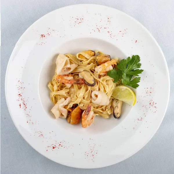 魚介類とタグリアテル イタリアの伝統料理 白地に — ストック写真