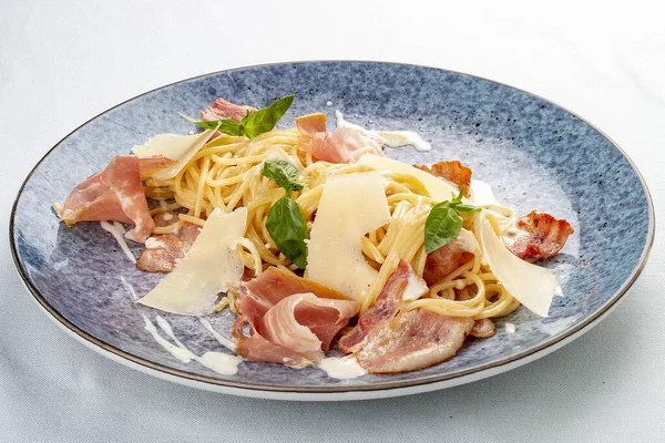 Pâtes Carbonara Bacon Jambon Plat Traditionnel Italien Sur Fond Blanc — Photo