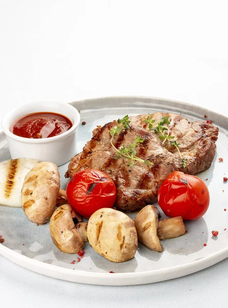 Medallones Cerdo Con Verduras Parrilla Sobre Fondo Blanco —  Fotos de Stock