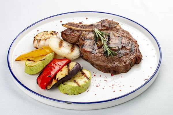 Filete Ternera Con Verduras Parrilla Sobre Fondo Blanco —  Fotos de Stock