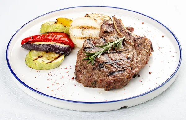 Filete Ternera Con Verduras Parrilla Sobre Fondo Blanco —  Fotos de Stock