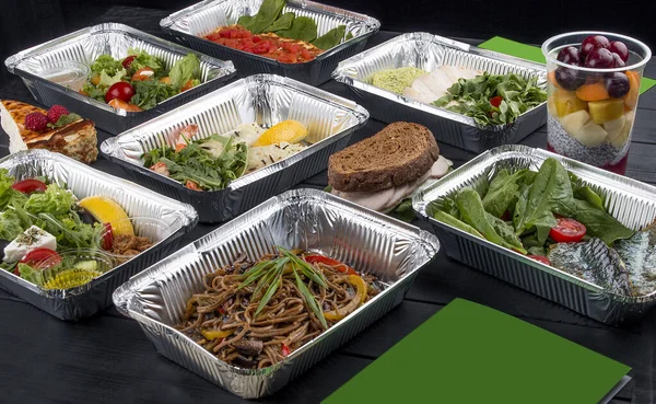 Conjunto Platos Dietéticos Recipientes Sobre Fondo Madera Oscura Para Llevar —  Fotos de Stock