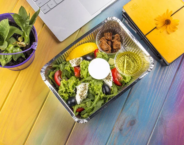 Ensalada Griega Recipiente Sobre Fondo Madera Color Para Llevar Dieta — Foto de Stock