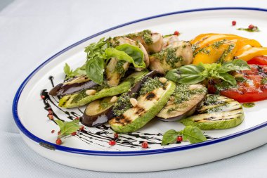 Izgara sebze, domates, kabak, patlıcan, tatlı biber, mantar. Beyaz bir tabakta