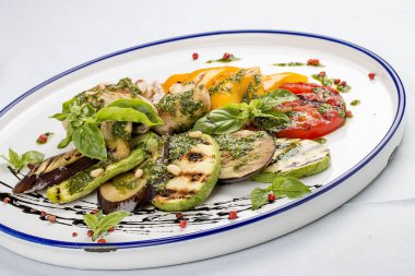 Izgara sebze, domates, kabak, patlıcan, tatlı biber, mantar. Beyaz bir tabakta
