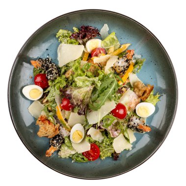 Parmesan peynirli ve karidesli taze sezar salatası. Dekoratif bir tabakta