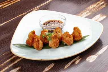 Bambu yaprağında servis edilen soya soslu kızarmış wonton..