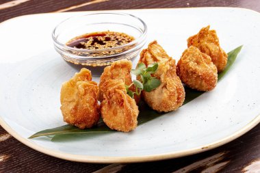 Bambu yaprağında servis edilen soya soslu kızarmış wonton..