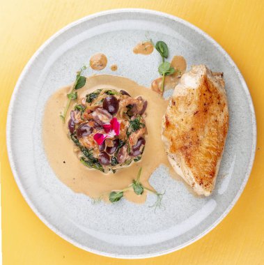 Kızarmış tavuk göğsü, haşlanmış ıspanak ve üzüm..