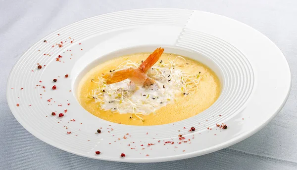 Soupe Crème Fromage Avec Parmesan Crevettes Sur Une Assiette Blanche — Photo