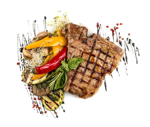 Tender Grillezett Steak Vagy Bone Steak Grillezett Zöldségekkel Tálalva Fehér — Stock Fotó