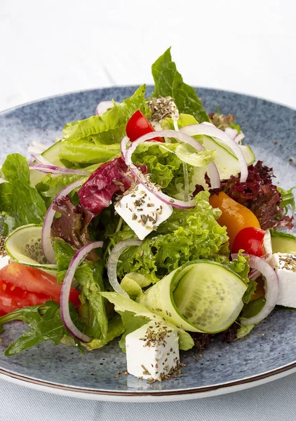 Ensalada Griega Clásica Tomates Pepinos Pimiento Rojo Cebolla Con Aceitunas —  Fotos de Stock