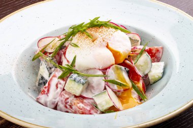 Sebze salatası, salatalık ve haşlanmış yumurta ile domates..