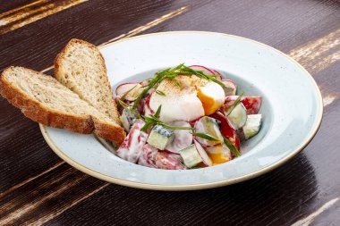 Sebze salatası, salatalık ve haşlanmış yumurta ile domates..