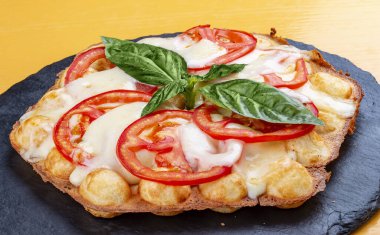 Mozzarella, domates ve fesleğenli waffle..