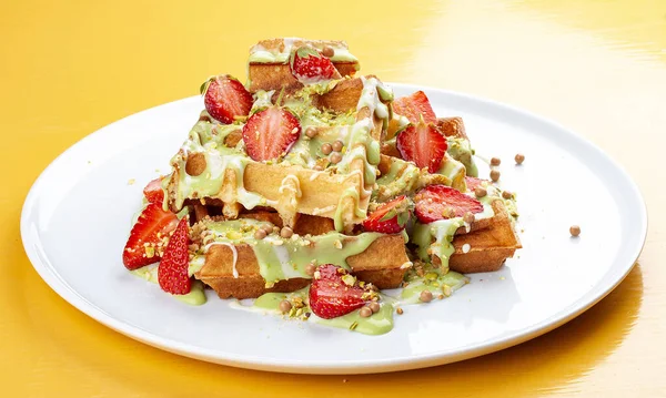 Belgian Waffles Pistachio Cream Topping Strawberries — Stock Photo, Image