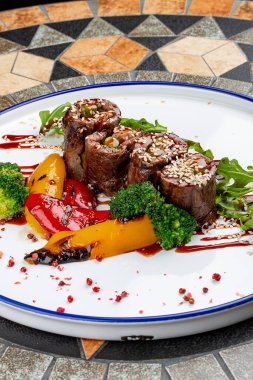 Kaz ciğeri ve ızgara sebzeli dana sarması.