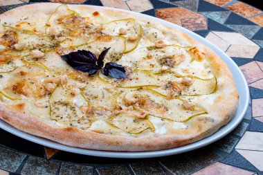 Armut ve Gorgonzola peynirli pizza.