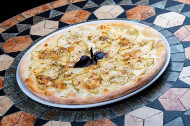 Armut ve Gorgonzola peynirli pizza.