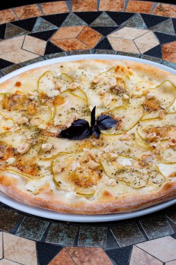 Armut ve Gorgonzola peynirli pizza.