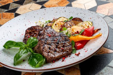 Sebze ve fesleğenli ızgara dana biftek.