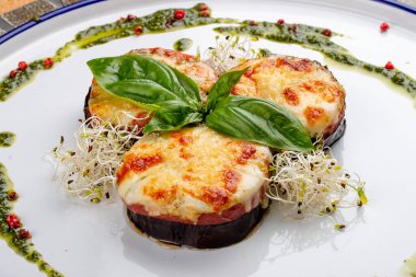 Domatesli patlıcan, pesto ve mozzarella peyniri. İtalyan yemeği