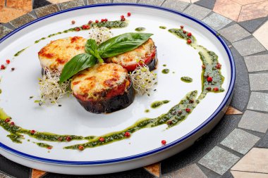 Domatesli patlıcan, pesto ve mozzarella peyniri. İtalyan yemeği