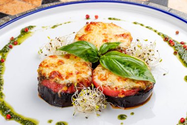 Domatesli patlıcan, pesto ve mozzarella peyniri. İtalyan yemeği