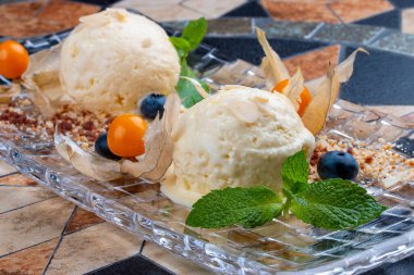 Ev yapımı vanilyalı dondurma.