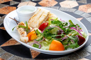 Soslu sebzeli kalamar filetosu.