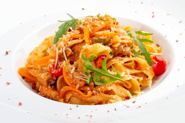 Kırmızı soslu vişneli ördek fettuccine.