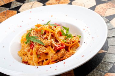 Kırmızı soslu vişneli ördek fettuccine.