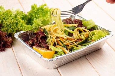 Izgara tavuk göğsü salata, beyaz arka planda konteynırlarda avokado ve limon. Paket servis. Diyet ve sağlıklı yiyecekler.