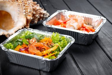 Koyu ahşap arka planda, kaplarda bir dizi diyet yemeği. Paket servis. Diyet ve sağlıklı yiyecekler.